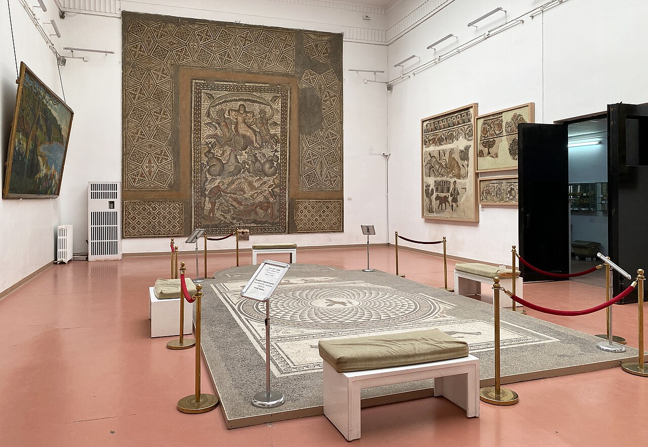 Salle du musée national Cirta à Constantine, avec une grande mosaïque romaine murale et une mosaïque au sol