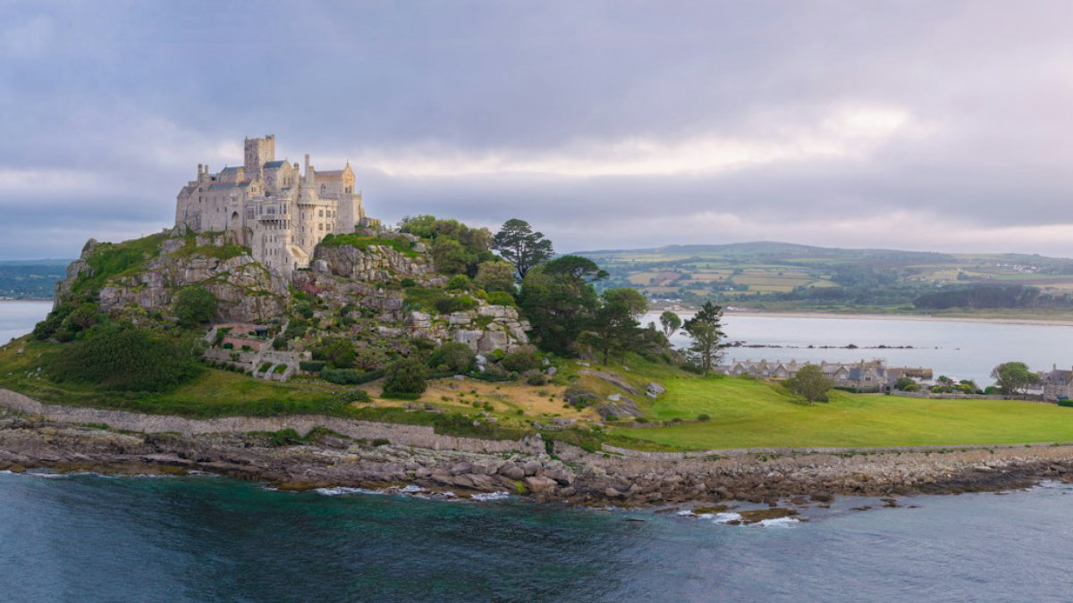 Une forteresse sur un rocher entouré par la mer