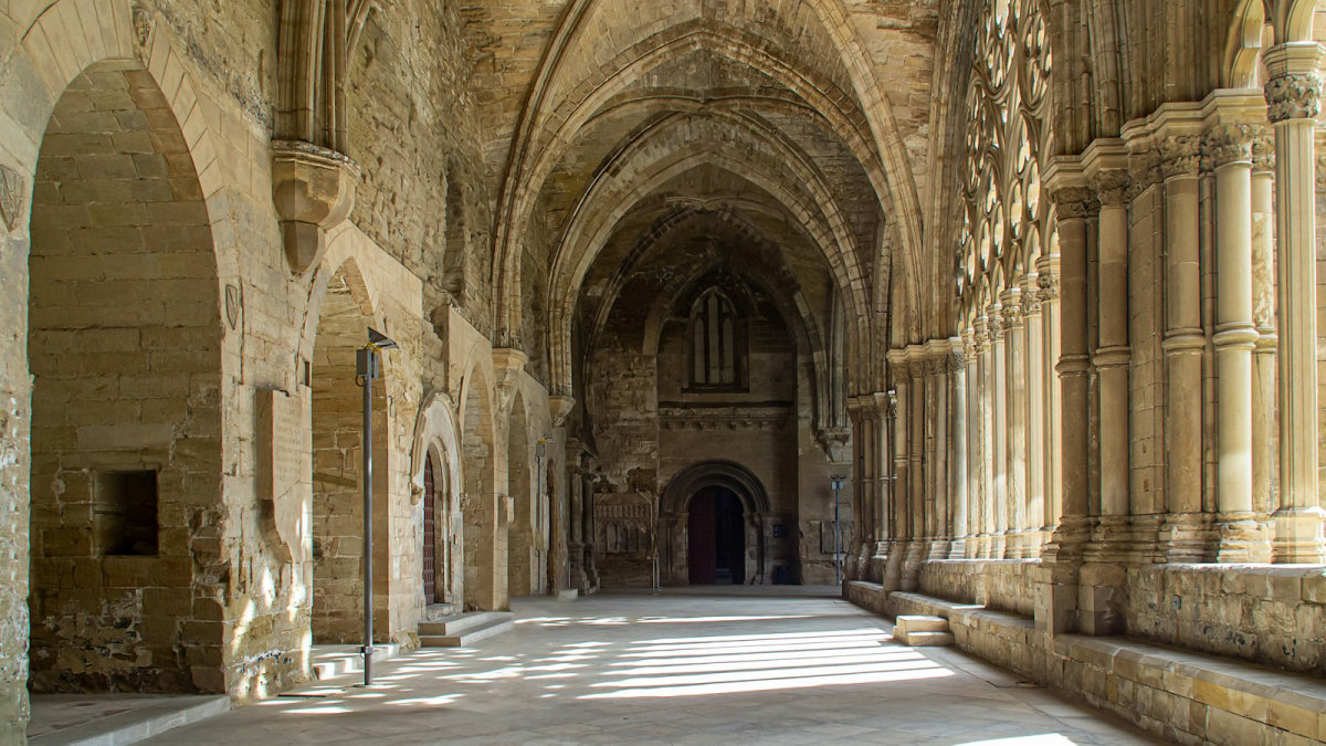 Les murs de pierre d’une abbaye