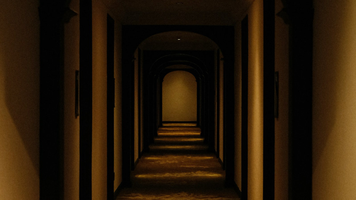 Un couloir d’hôtel mal éclairé