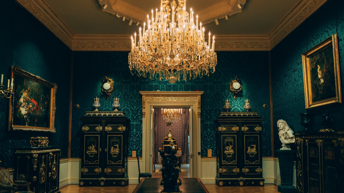 Un lustre dans un salon d’apparat