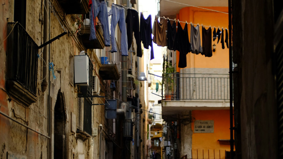 Une ruelle étroite avec du linge étendu
