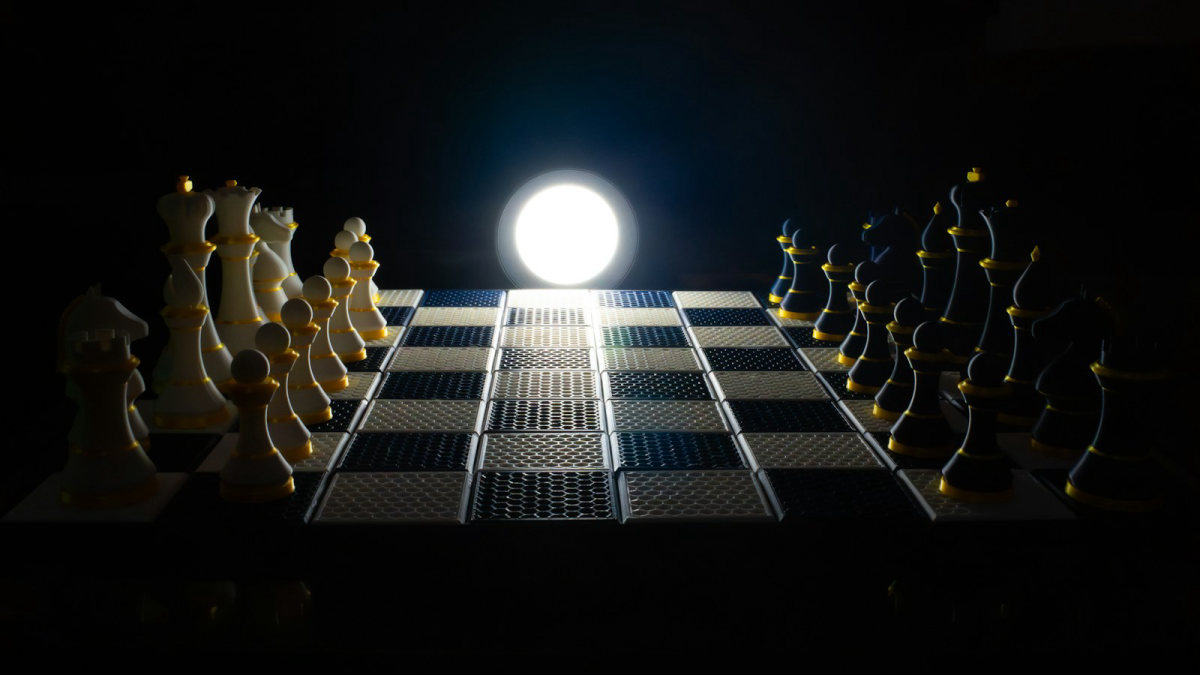 Des pièces d’échecs éclairées à contre-jour