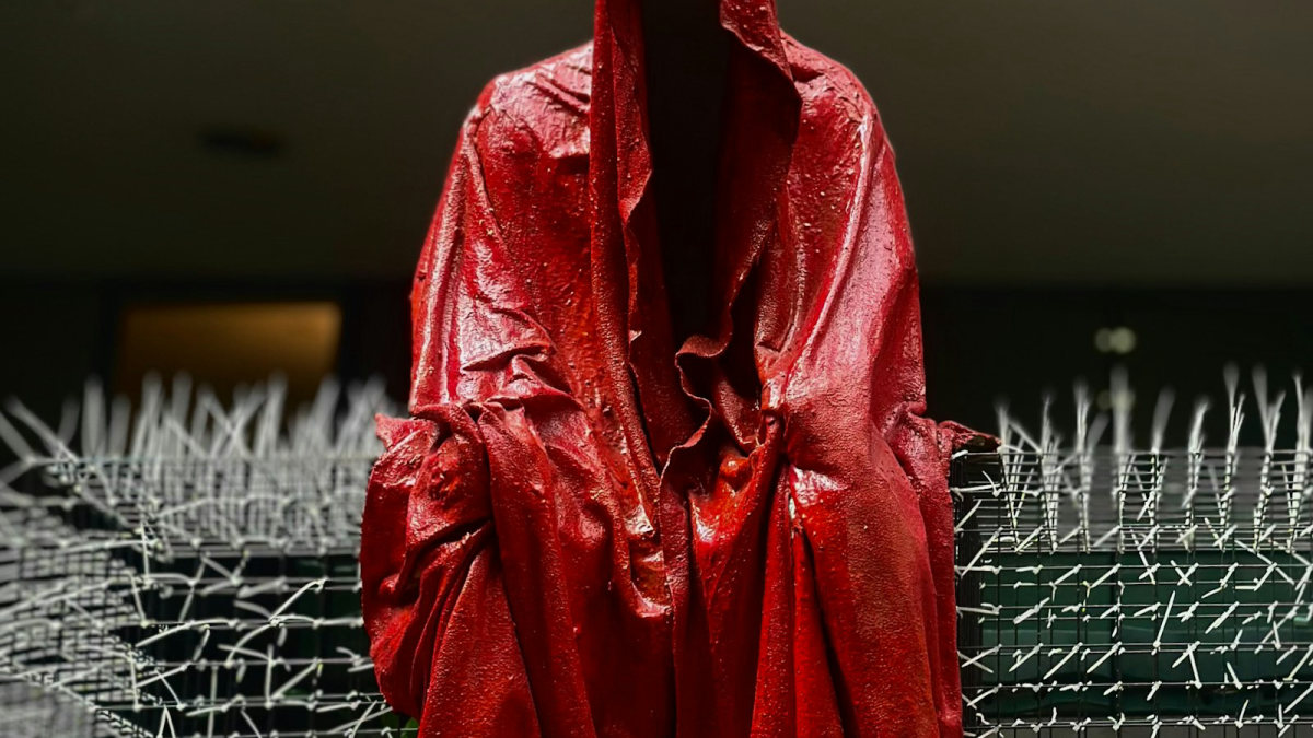 Une silhouette encapuchonnée de rouge