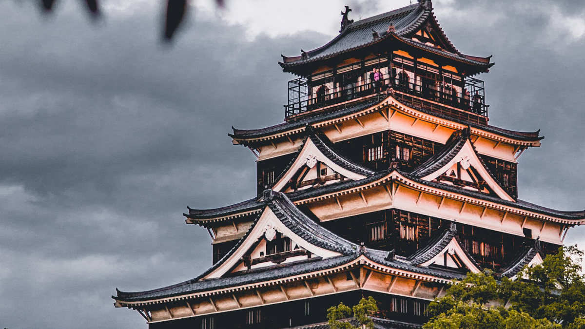 Un château japonais sous un ciel sombre