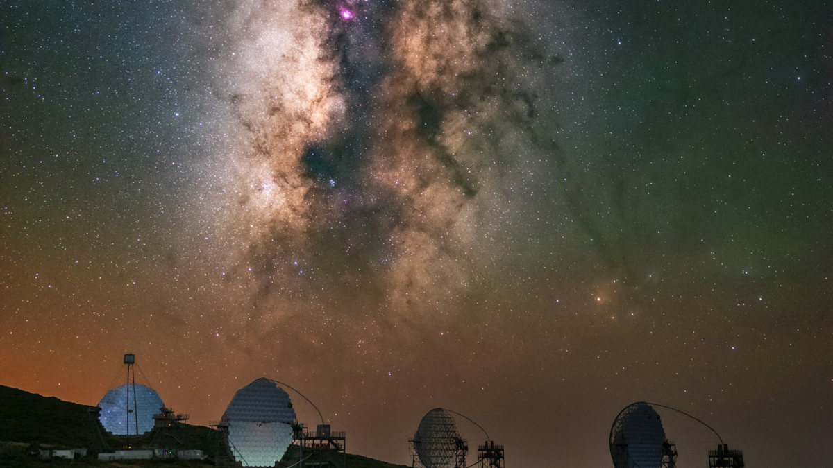 Des antennes d’observatoire sous les étoiles