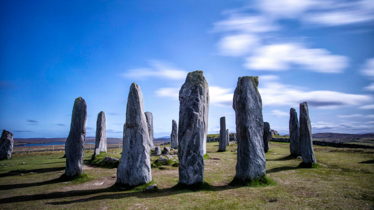 Des pierres levées dans une lande